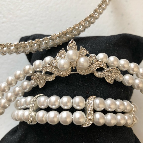 Jewelry - Bundled Pearl Necklace